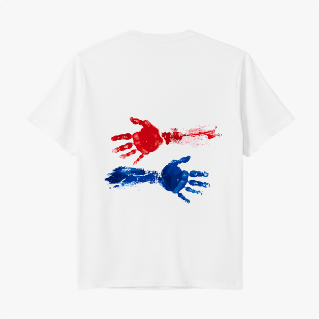 Camiseta com estampa frontal de coração formado por peças de quebra-cabeça com palavras em torno e estampa traseira de duas mãos em impressão artística.