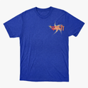 Camiseta com estampa frontal de letras estilizadas com efeito de estrela e estampa traseira de rosto detalhado em estilo ilustração com adornos.