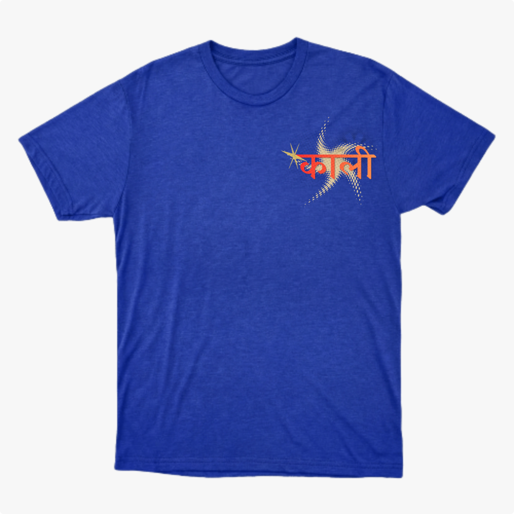 Camiseta com estampa frontal de letras estilizadas com efeito de estrela e estampa traseira de rosto detalhado em estilo ilustração com adornos.