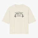 Camiseta com estampa frontal de uma barra de peso acompanhada da frase "GOOD THINGS TAKE TIME, be patient", decorando o centro com estilo motivacional.