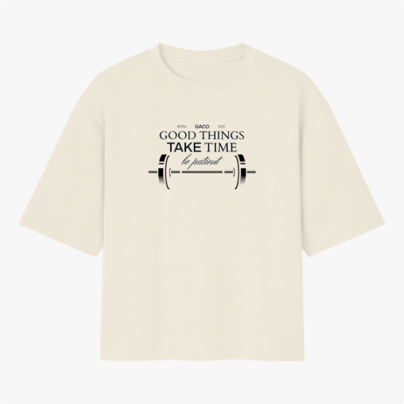 Camiseta com estampa frontal de uma barra de peso acompanhada da frase "GOOD THINGS TAKE TIME, be patient", decorando o centro com estilo motivacional.