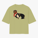 Camiseta com estampa frontal de um cachorro em trajes típicos, incluindo chapéu e lenço, conferindo uma aparência estilizada e única ao animal.