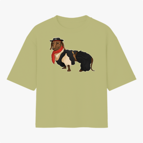 Camiseta com estampa frontal de um cachorro em trajes típicos, incluindo chapéu e lenço, conferindo uma aparência estilizada e única ao animal.