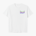 Camiseta com estampa frontal de palavras sobrepostas em estilo glitch e estampa traseira de personagens coloridos em um design vibrante e dinâmico.