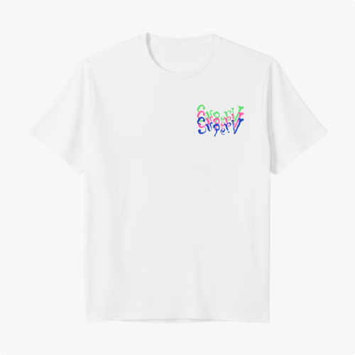 Camiseta com estampa frontal de palavras sobrepostas em estilo glitch e estampa traseira de personagens coloridos em um design vibrante e dinâmico.