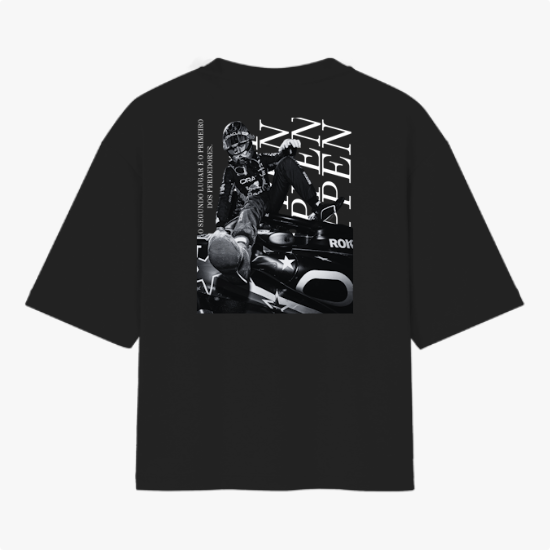 Camiseta com estampa frontal de logo estilizado e estampa traseira de piloto sobre carro de corrida com textos verticais e grandes letras diagonais.