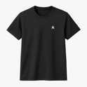 Camiseta com estampa frontal de símbolo gráfico minimalista no lado esquerdo do peito e estampa traseira de texto vertical "RUNNING" centralizado.