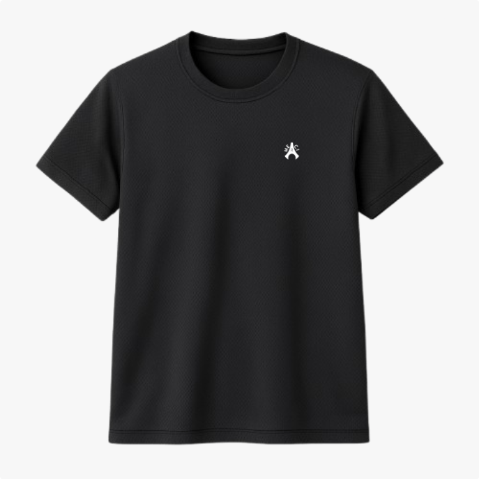 Camiseta com estampa frontal de símbolo gráfico minimalista no lado esquerdo do peito e estampa traseira de texto vertical "RUNNING" centralizado.
