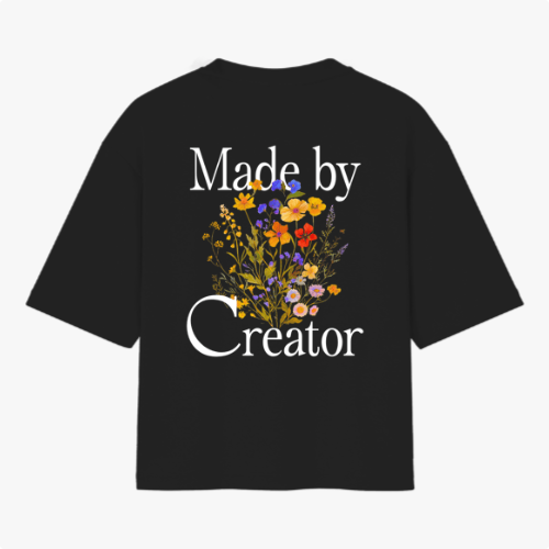 Camiseta com estampa frontal de texto estilizado "Made by Creator" e estampa traseira de flores vibrantes entre o texto "Made by Creator".