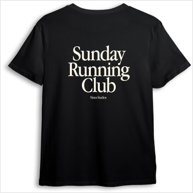 Camiseta com estampa frontal de "Sunday Running Club" em fonte pequena no peito e estampa traseira com o mesmo texto em destaque e "Nines Studios" abaixo.