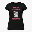 Camiseta com estampa frontal de rosto masculino em preto e branco com laço rosa na cabeça, acompanhada dos textos "LOST MY BOYFRIEND!" e "IF YOU FIND HIM PLEASE CALL ME!".