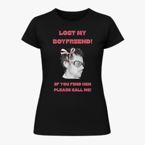 Camiseta com estampa frontal de rosto masculino em preto e branco com laço rosa na cabeça, acompanhada dos textos "LOST MY BOYFRIEND!" e "IF YOU FIND HIM PLEASE CALL ME!".