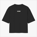 Camiseta com estampa frontal de código de barras, acompanhada por pequenos caracteres em amarelo abaixo, criando um design minimalista e moderno.