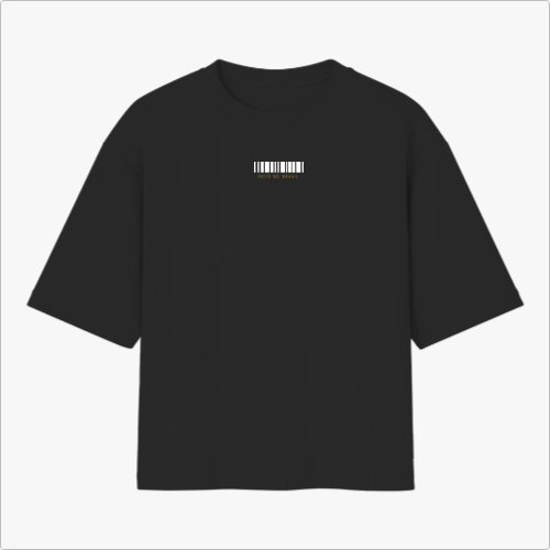 Camiseta com estampa frontal de código de barras, acompanhada por pequenos caracteres em amarelo abaixo, criando um design minimalista e moderno.