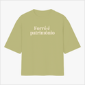 Camiseta com estampa frontal de texto "Forró é patrimônio" e estampa traseira com pequeno logotipo circular acima de texto menor centralizado.