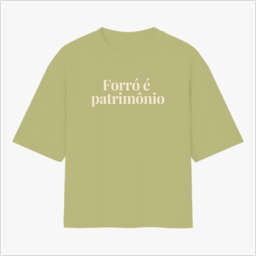 Camiseta com estampa frontal de texto "Forró é patrimônio" e estampa traseira com pequeno logotipo circular acima de texto menor centralizado.