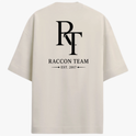Camiseta com estampa frontal de lettering cursivo "Racoon Team - Built Different" e estampa traseira de iniciais grandes "RT", texto "Raccon Team - Est. 2017".