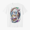 Camiseta com estampa frontal de caveira estilizada com dentes dourados, arco-íris, nuvens e texto "I'M FINE", cercada por efeitos de pintura colorida.
