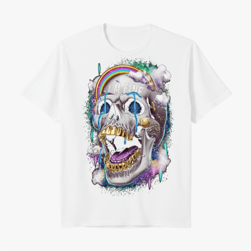 Camiseta com estampa frontal de caveira estilizada com dentes dourados, arco-íris, nuvens e texto "I'M FINE", cercada por efeitos de pintura colorida.