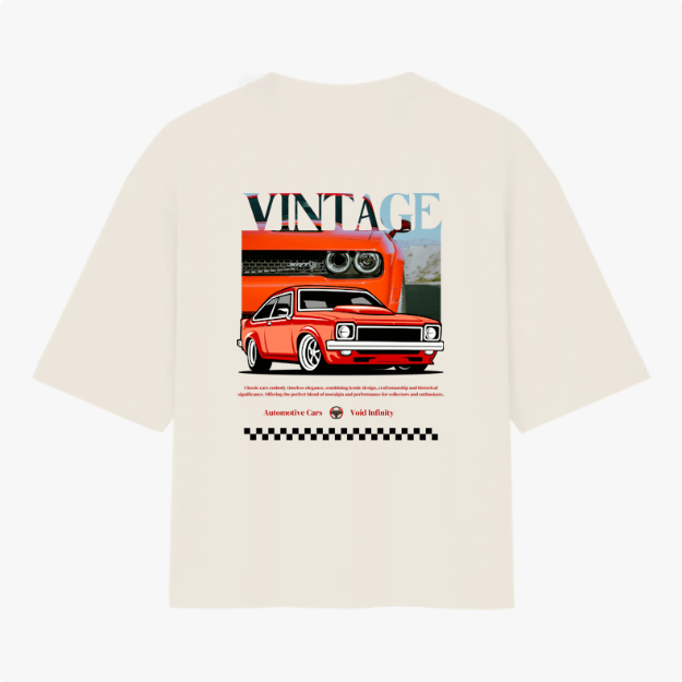 Camiseta com estampa traseira de carro vintage estilizado, com destaque para faróis e grade frontal, acompanhada da palavra "VINTAGE" e padrão quadriculado.