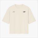 Camiseta com estampa frontal de letras estilizadas "TFK" e "TF#" e estampa traseira de homem levantando peso sob as palavras flamejantes "PULL FROM THE FLOOR".