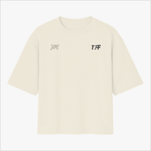 Camiseta com estampa frontal de letras estilizadas "TFK" e "TF#" e estampa traseira de homem levantando peso sob as palavras flamejantes "PULL FROM THE FLOOR".