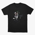 Camiseta com estampa frontal de uma criatura em pose agressiva com língua estendida, contrastando figuras claras e escuras em linhas dinâmicas.