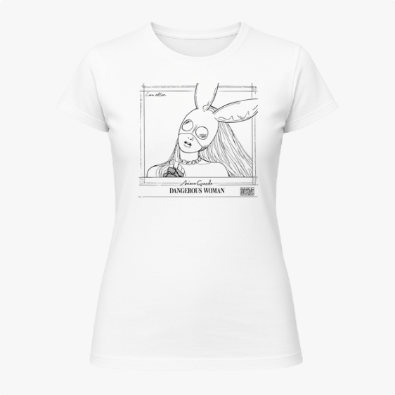 Camiseta com estampa frontal de um desenho feminino usando máscara com orelhas, dentro de uma moldura com texto detalhando nome e título.