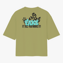 Camiseta com estampa frontal de texto estilizado semelhante a grafite e estampa traseira de desenho abstrato com rosto sorridente e texto grande.
