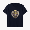 Camiseta com estampa frontal de um crânio com asas, rosas púrpuras, chave e halo dourado, sob a palavra "Angel" em estilo gótico impactante.