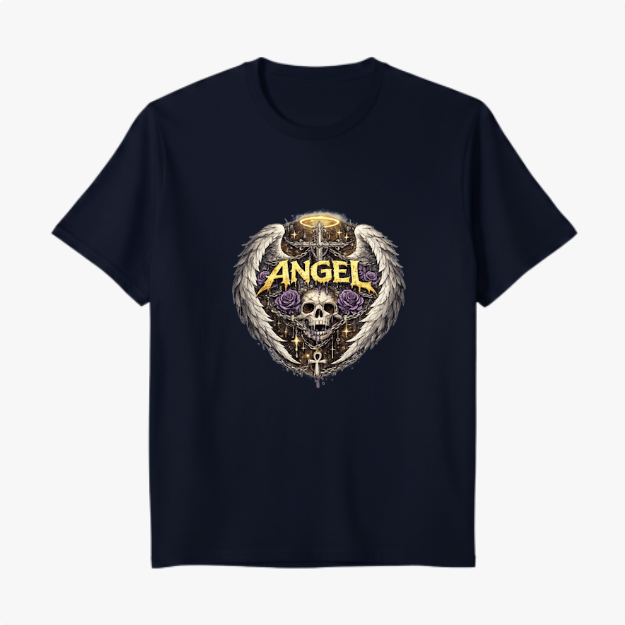 Camiseta com estampa frontal de um crânio com asas, rosas púrpuras, chave e halo dourado, sob a palavra "Angel" em estilo gótico impactante.