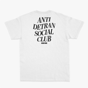 Camiseta com estampa frontal de texto "ANTI DETRAN SOCIAL CLUB" no peito e estampa traseira do mesmo texto em maior tamanho e com estilo marcante.