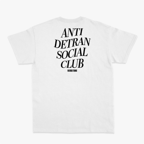 Camiseta com estampa frontal de texto "ANTI DETRAN SOCIAL CLUB" no peito e estampa traseira do mesmo texto em maior tamanho e com estilo marcante.