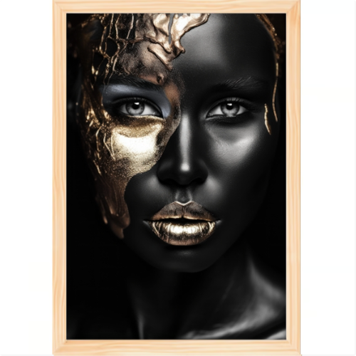 Quadro com estampa frontal de rosto feminino coberto parcialmente por textura metálica intricada contrastando com uma superfície suave e iluminada.