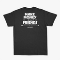 Camiseta com estampa frontal de texto estilizado "just ship it" e ícones circulares e estampa traseira de frase inspiradora "MAKE MONEY AND FRIENDS".