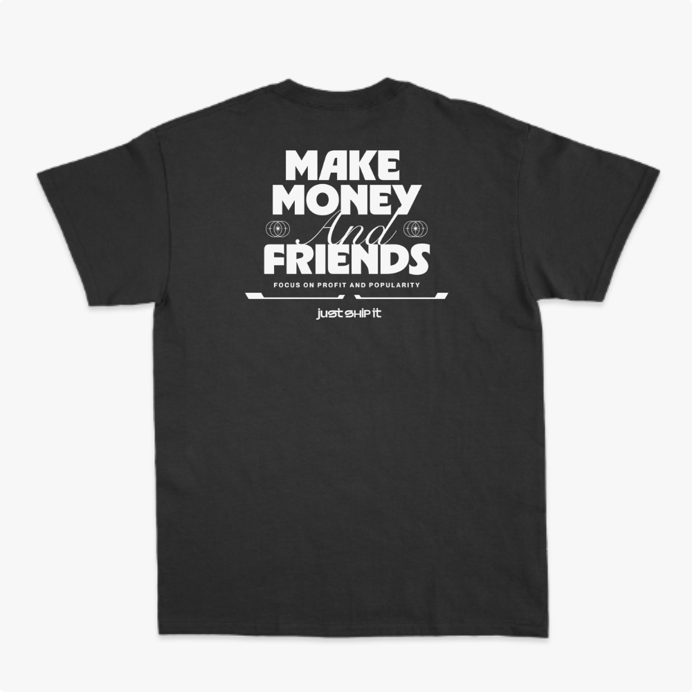 Camiseta com estampa frontal de texto estilizado "just ship it" e ícones circulares e estampa traseira de frase inspiradora "MAKE MONEY AND FRIENDS".