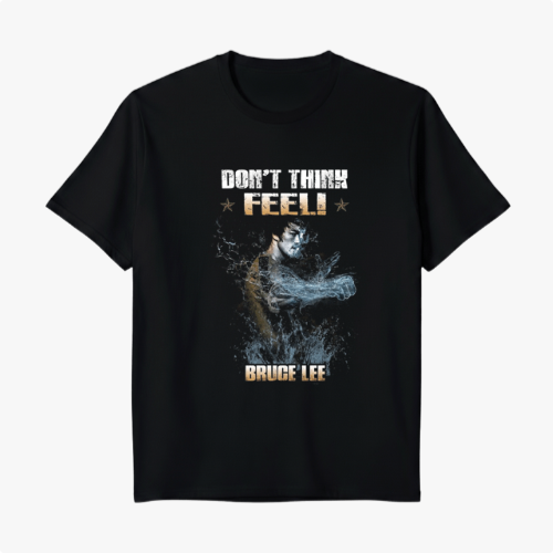 Camiseta com estampa frontal de um lutador em pose de ação rodeado por respingos de água, com frases "DON'T THINK, FEEL!" e "BRUCE LEE" em destaque.