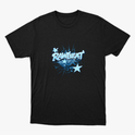 Camiseta com estampa frontal de texto estilizado "RAWBEAT" cercado por estrelas e elementos gráficos que remetem a um fundo cheio de dinamismo.