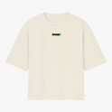 Camiseta com estampa frontal da palavra "brave" em letras estilizadas e efeito de brilho, e estampa traseira de texto "be brave" com desenho de leão.