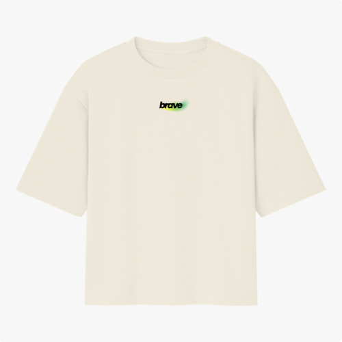 Camiseta com estampa frontal da palavra "brave" em letras estilizadas e efeito de brilho, e estampa traseira de texto "be brave" com desenho de leão.