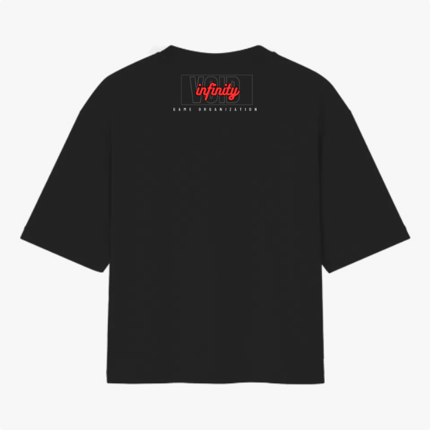 Camiseta com estampa traseira de texto "infinity game organization" em estilo moderno, com destaque para a palavra "infinity" em um design distinto.