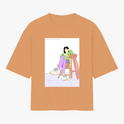 Camiseta com estampa frontal de uma figura feminina sentada de forma relaxada em uma cadeira, usando roupas casuais e tênis, sobre superfície quadrada.