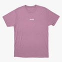Camiseta com estampa frontal de texto estilizado centrado em letras cursivas.