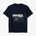 Camiseta com estampa frontal de piloto em pose de vitória sob a palavra "WINNER", com o número "69" e o nome "Nicolas Costa".