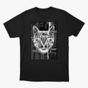 Camiseta com estampa frontal de um rosto de gato estilizado em formato digital glitch, exibindo linhas e distorções que remetem a falhas em vídeo.