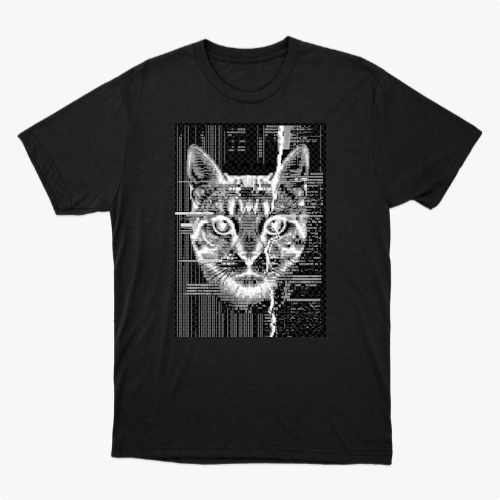Camiseta com estampa frontal de um rosto de gato estilizado em formato digital glitch, exibindo linhas e distorções que remetem a falhas em vídeo.