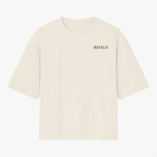 Camiseta com estampa frontal de texto "RIVALS" no lado superior e estampa traseira de carros de corrida com texto sobrepostos "NO SAFETY. NO MERCY. RIVALS".