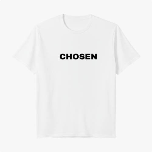 Camiseta com estampa frontal da palavra "CHOSEN" em fonte bold, centralizada e em destaque, criando um visual direto e impactante.
