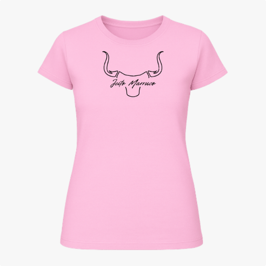 Camiseta com estampa frontal de contorno estilizado de cabeça de touro com chifres curvados, acompanhada por uma inscrição cursiva centralizada.