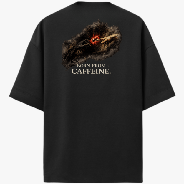 Camiseta com estampa frontal do monograma "H" minimalista e estampa traseira de imagem artística com mãos semelhantes a "A Criação" e texto "Born from Caffeine".